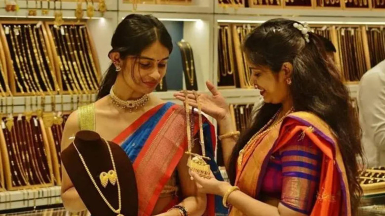 স্বর্ণের দাম কমছে কেন, আরও কত কমতে পারে